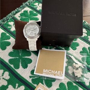 Michael Kors MK5079
White Chronograph Watch